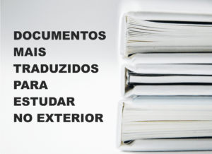 documentos mais traduzidos para estudar no exterior (Um fundo branco com uma pilha de livros)